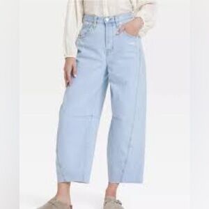 Universal Thread™ Women's High-Rise Curved Leg Barrel Jeans - Light Wash